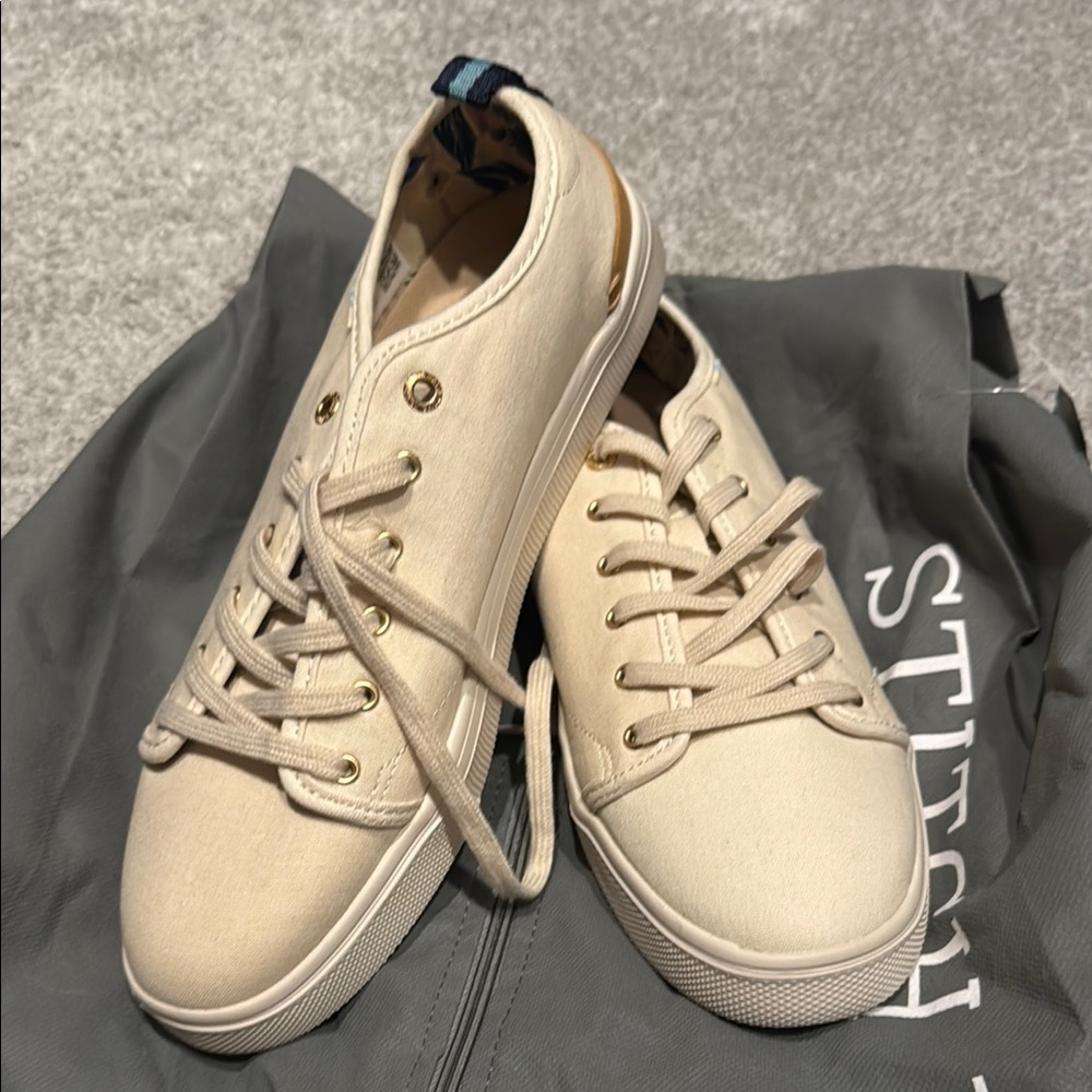 BNWT Toms travel light low canvas lace up sneaker
